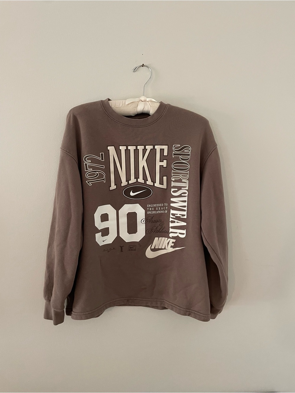 Nike Crewneck Sweatshirt with White Graphic - Brown